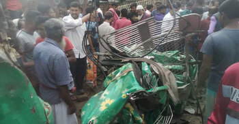 Cop among 2 killed in collision of three vehicles