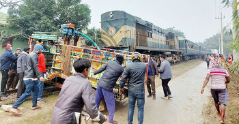 3 killed as train hits three-wheeler in C’nawabganj