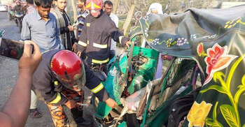 Covered van-auto rickshaw collision kills 4