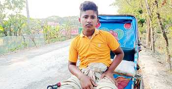 কিশোর রবিউলের কাঁধে সংসারের ভার