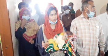 কন্যাসন্তানে নাখোশ, স্বামী-শ্বশুর-শাশুড়ির বিরুদ্ধে গৃহবধূর মামলা