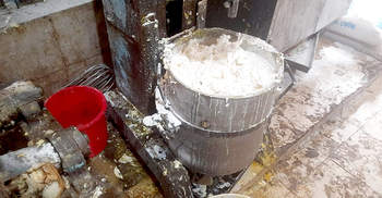 জন্মদিনের কেকে কাপড়ের রং!