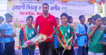 ঠাকুরগাঁওয়ে দুই নারী ফুটবলারকে সংবর্ধনা