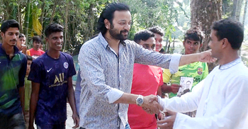 জিততে পারেননি বাবা, আদালতে যাওয়ার হুমকি নায়ক সায়মনের