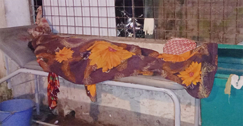 স্ত্রীর মরদেহ হাসপাতালে রেখে পালালেন স্বামী