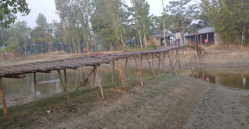 একটি সেতু হলেই বেঁচে যান চার গ্রামের মানুষ