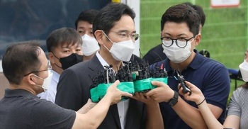 Samsung heir released from prison on parole