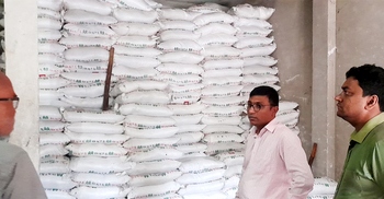 পোরশায় দুই ব্যবসায়ীর জরিমানা, ৬২৫৩ বস্তা সার জব্দ