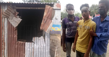 রাস্তায় গান গাওয়া নিয়ে দুই গ্রামবাসীর সংঘর্ষে আহত ৫০