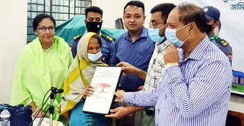 প্রধানমন্ত্রীর উপহারের ঘর পেলেন প্রতিবন্ধী মাসুদা