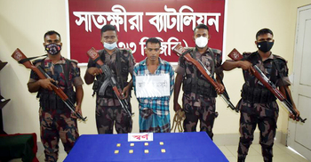 সাতক্ষীরা সীমান্তে ৮ স্বর্ণের বারসহ যুবক আটক
