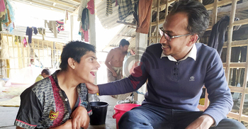 উপকূলের অসহায়-দরিদ্রদের পাশে একজন ‘মানবিক প্রভাষক’