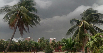 ১৪৮ কিলোমিটার গতিবেগে তাণ্ডব চালাচ্ছে আম্ফান