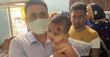 মা-বাবার লাশের পাশে কান্না করা শিশুটির দায়িত্ব নিলেন ডিসি