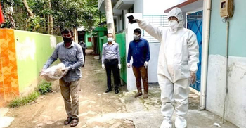 উপহার নিয়ে করোনা আক্রান্ত স্বাস্থ্যকর্মীর বাড়িতে ডিসি