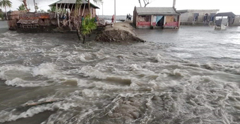 সাতক্ষীরায় বাঁধ ধসে তিন গ্রাম প্লাবিত