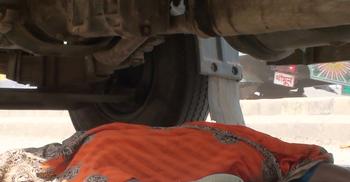 ট্রাকের চাকায় পিষ্ট মা, অলৌকিকভাবে বেঁচে গেল কোলের শিশু