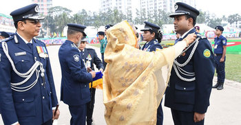 ছেলে সৎ পুলিশ অফিসার শুনে গর্বে বুক ভরে যায় মায়ের