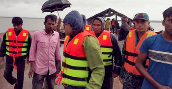 আশ্রয়কেন্দ্রে যেতে চাইছে না সাতক্ষীরা উপকূলের মানুষ