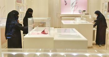 Saudi appoints 10 women to senior roles in holy mosques