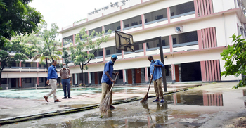 নারায়ণগঞ্জের শিক্ষাপ্রতিষ্ঠানে চলছে শেষ মুহূর্তের ধোয়ামোছা