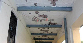 পিরোজপুরে স্কুলের ছাদের পলেস্তারা খসে শিক্ষার্থী আহত