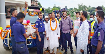 বিদায়ে ফুলসজ্জিত গাড়িতে বাড়ি গেলেন কনস্টেবল মুজিবুর