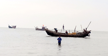মাছ ধরা দেখতে গভীর সমুদ্রে যাচ্ছেন পর্যটকরা