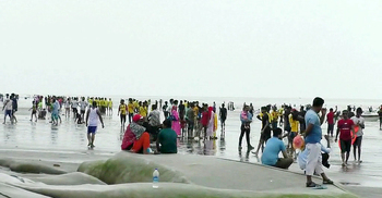 বসন্ত ভালোবাসায় একাকার সাগরকন্যার বেলাভূমি