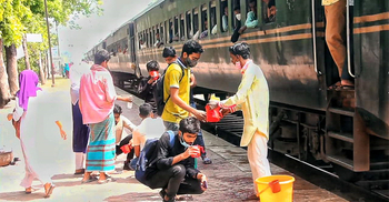 ট্রেনযাত্রীদের বিনামূল্যে পানি পান করান শিপন