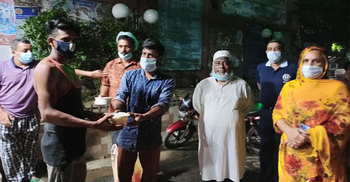 রোগীর স্বজনদের জন্য সেহরি নিয়ে হাসপাতালে আ.লীগ নেতা