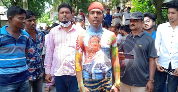 শরীরে পদ্মা সেতু-প্রধানমন্ত্রীর ছবি আঁকলেন যুবক