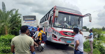 পদ্মা সেতু হলেও শরীয়তপুরবাসীর গলার কাঁটা সরু সড়ক