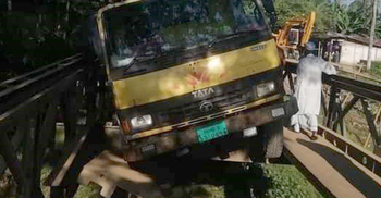 সেতুর পাটাতন ভেঙে আটকে গেলো ট্রাক, যোগাযোগ বিচ্ছিন্ন