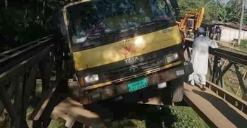 সেতু থেকে ট্রাক সরালেও স্বাভাবিক হয়নি যান চলাচল