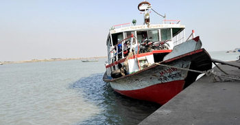 লঞ্চে আয় কমলেও নাব্য সংকটে বেড়েছে ব্যয়