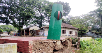 যেকোনো সময় পুকুরে ভেঙে পড়তে পারে শহীদ মিনারটি