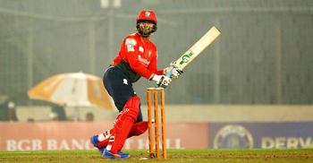 সাকিব ঝড়ে শীর্ষে বরিশাল, খাদের কিনারে ঢাকা