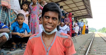 হাত দিয়ে পাথর ভাঙে প্রতিবন্ধী শামীম