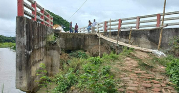 সাঁকো দিয়ে উঠতে হয় দেড় কোটি টাকার ব্রিজে