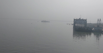 ঘন কুয়াশায় বন্ধ শরীয়তপুর-চাঁদপুর নৌরুটে ফেরি চলাচল