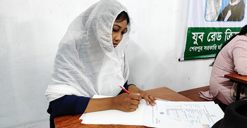 মা পরীক্ষার হলে, দাদির কোলে নবজাতক