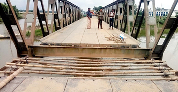 বগুড়ায় ব্রিজের পাটাতন ভেঙে পাঁচ রুটে যান চলাচল বন্ধ