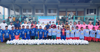 স্মার্টফোন ছাড়ায় উৎসাহ দিতে ১০০ ফুটবল উপহার