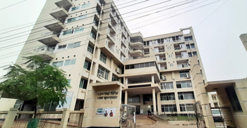 হাসপাতালের লিফট নষ্ট, প্রসূতির বাচ্চা হলো সিঁড়িতে!