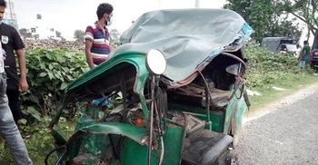 Truck rams auto-rickshaw, kills 4