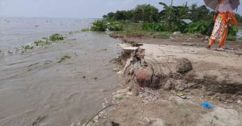 ‘এত দ্রুত নদী ভাঙে ঘর সরাইয়া নেওয়ারও সুযোগ পাই না’