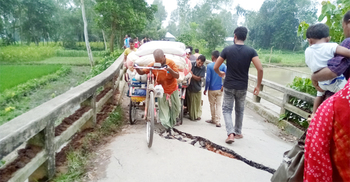 সিরাজগঞ্জে ব্রিজ দেবে গিয়ে ভোগান্তিতে মানুষ