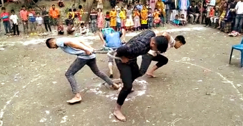 কিশোরদের টায়ার খেলায় মেতেছিলেন কয়েকশ দর্শনার্থী