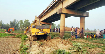 সেতুর নিচ থেকে বালু উত্তোলন, জরিমানা ২ লাখ